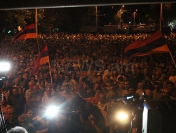 Խորենացի փողոցում հանրահավաք է. Բանագնացը որեւէ բանակցություն չի վարել