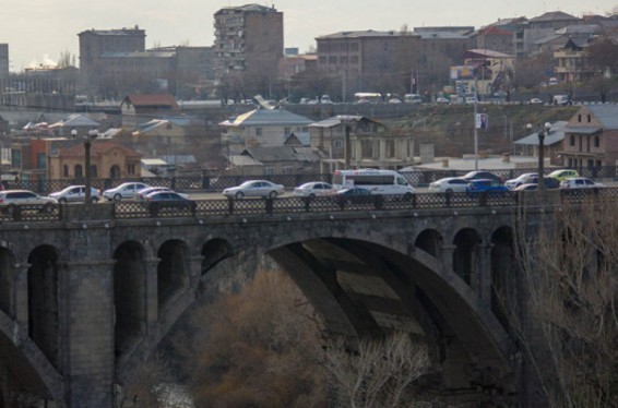 Երևանում փրկել են տղամարդու կյանքը, ով անցել է կամրջի վտանգավոր եզրագիծը և փորձել է ցած նետվել. shamshyan.com