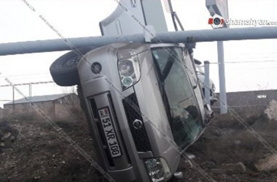 ՊՆ N զորամասի վարորդը Nissan X-Trail-ով տապալել է գազախողովակի սյուներն ու շրջված հայտնվել քարերի վրա
