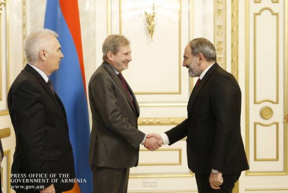 Премьер-министр принял комиссара ЕС  по вопросам политики Европейского соседства и переговоров о расширении