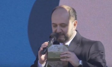Արայիկ Հարությունյանը թղթից է կարդում Թումանյանի ամենահայտնի քառյակներից մեկը