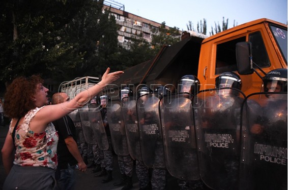 Խորենացի փողոցի և Սարի թաղի գիշերվա միջադեպի ժամանակ բերման է ենթարկվել 165 մարդ. Ոստիկանություն