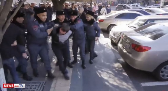 Мужчина облил себя бензином и хотел поджечь перед зданием правительства Армении
