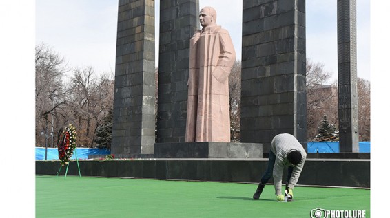В преддверии шествия после визита Армена Саркисяна территорию близ памятника Мясникяну покрыли «газоном»: фото