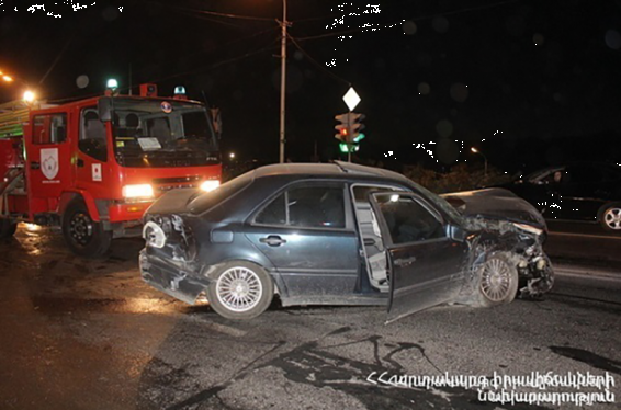 Իսակովի պողոտայում Mercedes-ը դուրս է եկել ճանապարհի երթևեկելի գոտուց և բախվել ճամփաբաժան արգելապատնեշին