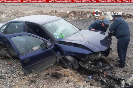 Արագածոտնի մարզում Opel-ը բախվել է բետոնե արգելապատնեշներին և հայտնվել դաշտում, կա վիրավոր. Shamshyan.com