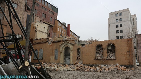 Լուսավորության նախկին նախարարության շենքը շարունակում են քանդել