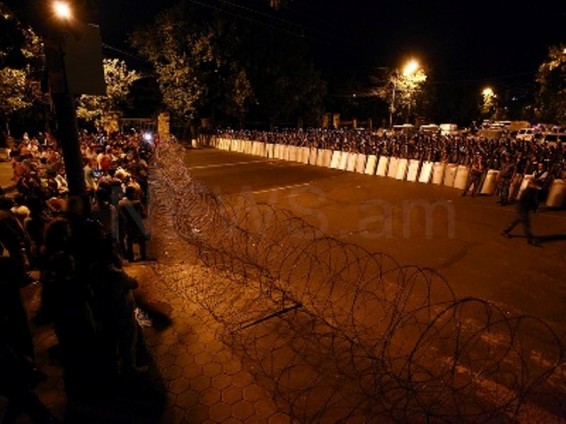 Համաշխարհային լրատվամիջոցներ. ՊՊԾ գնդի գրավումը ու մարդկանց պատանդառումը ցնցել է փոքրիկ Հայաստանը