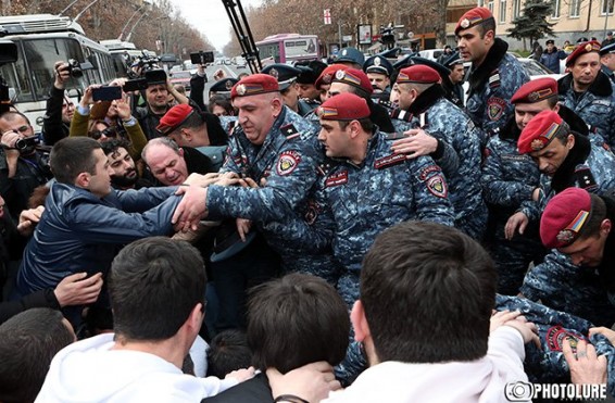 Օպերայի մոտ ոստիկանի նկատմամբ բռնություն գործադրելու դեպքի առթիվ հարուցվել է երկրորդ քրգործը