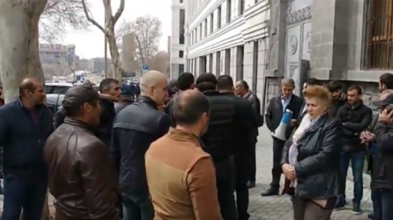 Жители Урцадзора собрались перед зданием Генпрокуратуры Армении