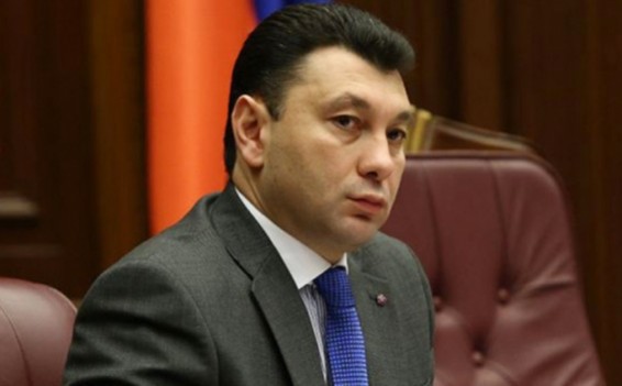 «Իշխանազավթումից մեկ տարի անց երկիրը սոցիալ-տնտեսական-բարոյական ճգնաժամի եզրագծին է, իսկ վարչապետի աթոռը զբաղեցնող անձը «թիթեռ է նկարում»». Շարմազանով