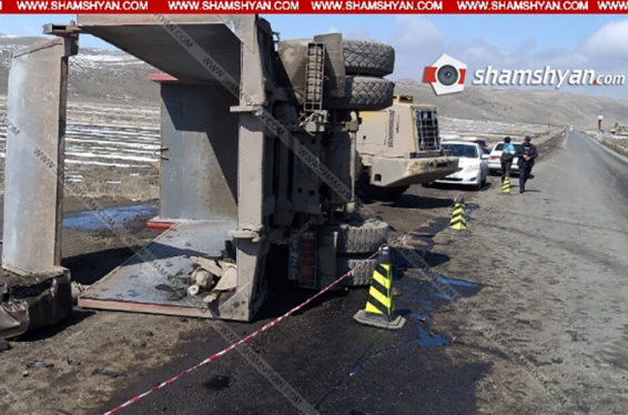 Շիրակի մարզում 46-ամյա վարորդը КамАЗ-ով բախվել է բետոնե եզրաքարերին և կողաշրջվել․ կա վիրավոր. Shamshyan.com
