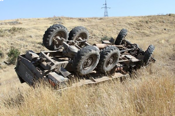 Երեւան-Սպիտակ ճանապարհին «Skanya» բեռնատարը մոտ 30 մետր գլորվել է ու հայտնվել ձորում