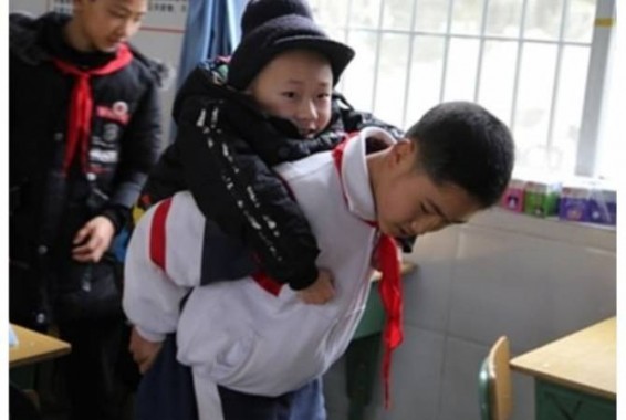 12-ամյա տղան ամեն օր մեջքի վրա դպրոց է տանում հիվանդ ընկերոջը, և այդպես՝ վեց տարի