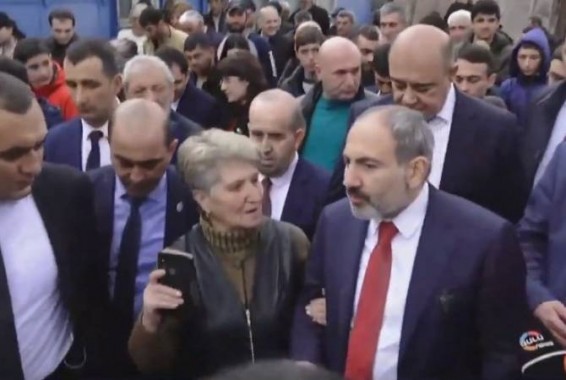 Премьер-министр Никол Пашинян осмотрел 104-й поселок домиков Гюмрийского автовокзала