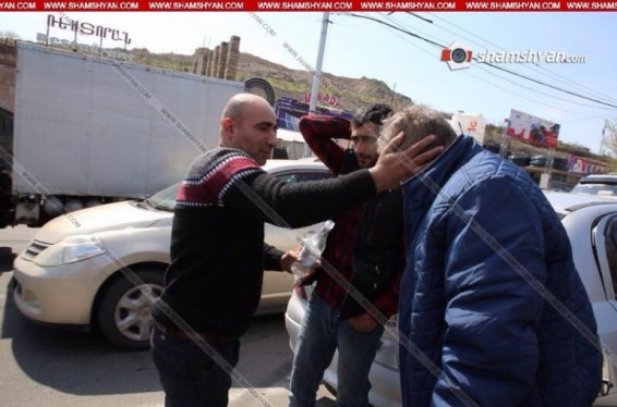 Երևանում բախվել են Opel-ները. վարորդներին օգնության են հասել մեկ այլ վթարի մեջ հայտնված վարորդներն ու քաղաքացիները. Shamshyan.com