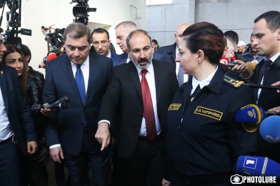 Пашинян об отношении к флагу и увольнении сотрудника таможни: «я думаю, все госчиновники это послание поняли»