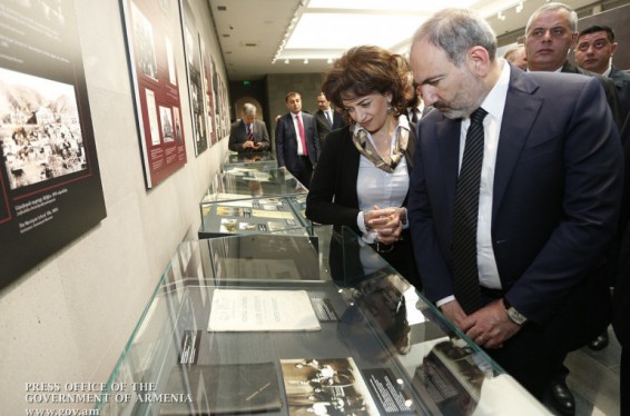 Նիկոլ Փաշինյանն ու Աննա Հակոբյանը ծանոթացել են «Հայոց ցեղասպանության 150-ամյա վկաները» խորագրով ցուցադրությանը