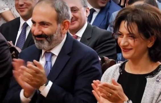 Վարչապետ Նիկոլ Փաշինյանն ու Աննա Հակոբյանը իրենց տանը հյուրընկալել են Հայաստան այցելած ամերիկահայ աշակերտներին