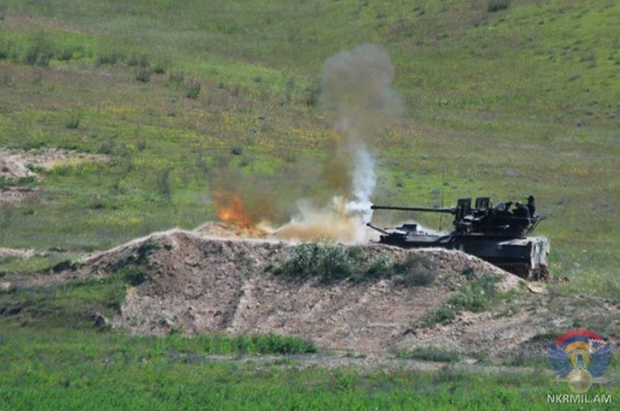 Военные учения с участием танков и артиллерии прошли в Арцахе