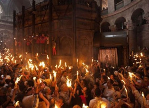 Աստծո գերզմանի տաճարում հայտնվել է Բարեբեր կրակը