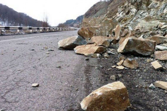 Երևանի Ջրաշեն թաղամասում լանջից քար է ընկել և երկկողմանի փակել ավտոճանապարհը. ԱԻՆ