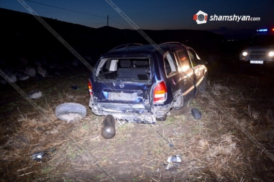 Մեքենան դուրս է եկել Երևան-Գյումրի ճանապարհից և, մի քանի պտույտ գլորվելով, հայտնվել է ձորակում. կան տուժածներ. Shamshyan.com