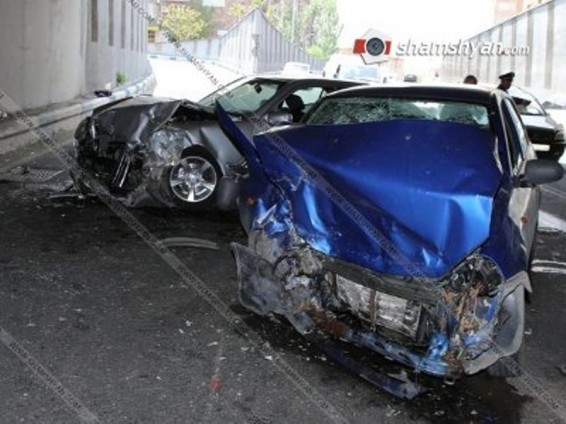 Երեւանում ոստիկանության շենքի մոտ բախվել են Lada-ն ու Mercedes-ը. կան վիրավորներ