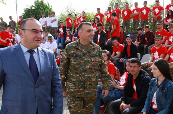 ՊԲ հրամանատար Կարեն Աբրահամյանը հանդիպել է «Հերոսների հետքերով» դաս-արշավի մասնակիցներին