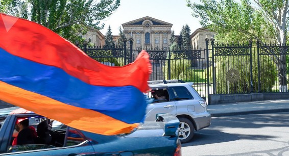 Усиленный режим проверки депутатов: охрана парламента Армении 