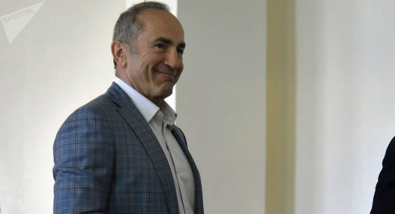 У здания суда идет акция протеста сторонников и противников Кочаряна