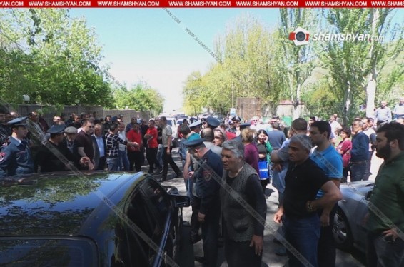 Ողջաբերդցիները փակել են ճանապարհը, պահանջում են հանդիպում տարածքային կառավարման նախարարի և Կոտայքի մարզպետի հետ. Shamshyan.com