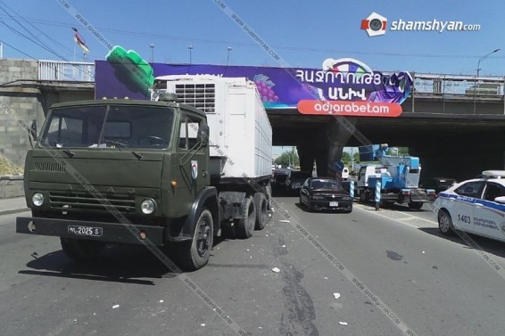 ՊՆ «КамАЗ»-ը բախվել է գովազդի ցուցանակ դնող մեքենային․ քաղաքացին մի քանի մետրից ընկել է