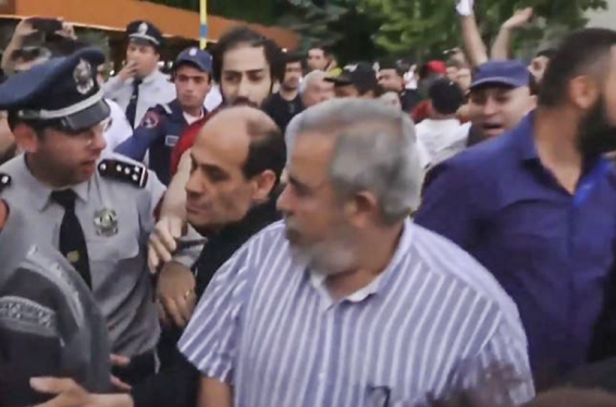 Ռոբերտ Քոչարյանի ազատ արձակման դեմ բողոքող ցուցարարներն Ազատության հրապարակում տեսել են Հրանտ Մարգարյանին, վանկարկել «դավաճան», փորձել են քաշքշել