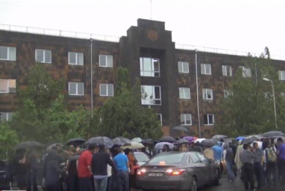 Արգելափակվել են ՍԴ, ԲԴԽ եւ մի շարք դատարանների մուտքերը