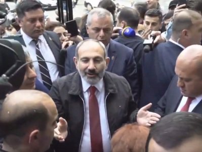 Նիկոլ Փաշինյանը մոտեցել է Կենտրոնի դատարան ու մի քանի րոպե քաղաքացիների հետ խոսելուց հետո հեռացել