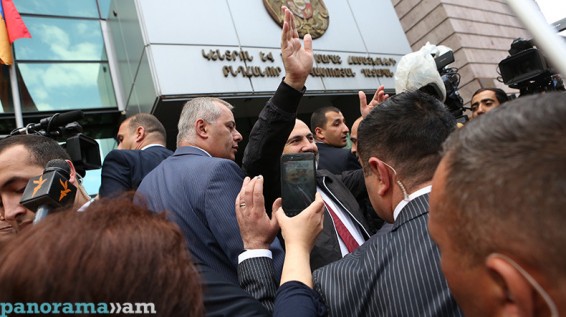 Photo: Премьер Армении Никол Пашинян участвует в акциях по блокировке зданий судов