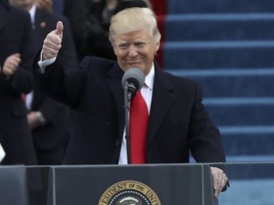 Թրամփը հիացել է հանրահավաքի՝ պատի զգեստ հագած մասնակցով