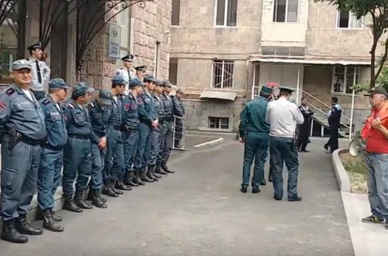 Բողոքի ակցիա` ԲԴԽ-ի դիմաց. պահանջում են Գագիկ Հարությունյանի հրաժարականը