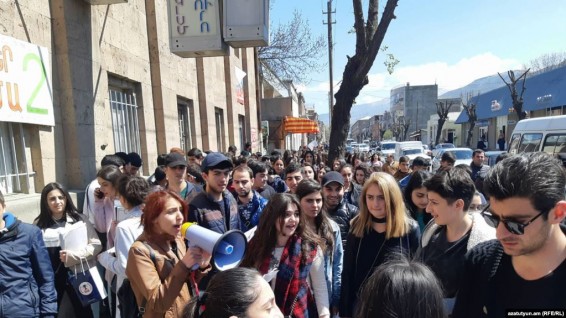 Акция протеста в Ванадзоре из-за ситуации на заправках: мэр ищет решение