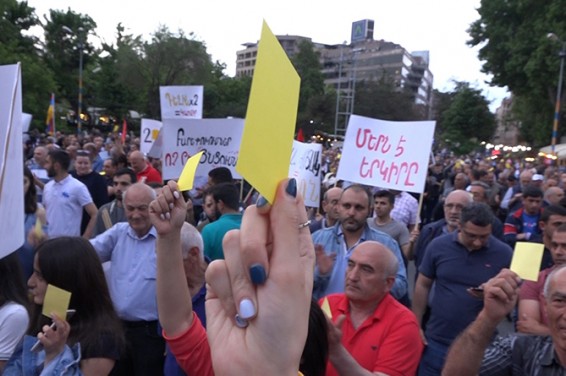 Желтые карточки хирургическому вмешательству: АРФД раскритиковала власти Армении