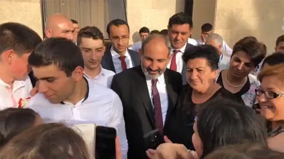 Премьер Армении в правительственном особняке принял выпускников школ приграничных общин
