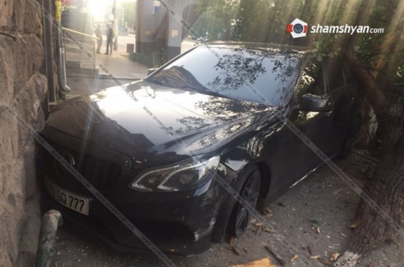 28-ամյա վարորդը Mercedes-ով տապալել է ծառն ու բախվել բնակելի շենքի պատին. Shamshyan.com