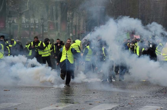 Փարիզում ոստիկանությունն արցունքաբեր գազ է կիրառել «դեղին բաճկոնների» դեմ