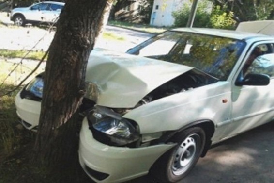 Երևանի ՋԷԿ-ի մոտակայքում ավտոմեքենան բախվել է ծառին. կան տուժածներ