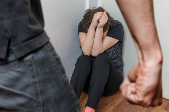 Գիշերային ակումբում տղամարդը մոխրամանով հարվածել է մի կնոջ գլխին, կոտրել ապակիներ