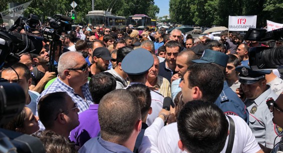 В парламенте Армении пошли на уступки: букмекеры прекратили акцию протеста