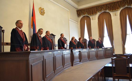 Через колено: Пашиняну позарез нужен конституционный суд