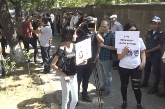 Ամեն ինչ փորձելու ենք անել, որպեսզի այսօր Վահե Գրիգորյանի ընտրվելու գործընթացը չկայանա. ԱԺ դիմաց բողոքի ակցիա են իրականացնում ընդդեմ ՍԴ դատավորի թեկնածուի