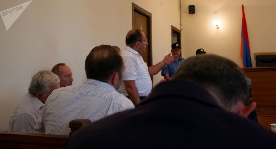 Մատ թափ տալուց մինչև ««հրճվել» բառով հետս չխոսեք». թեժ մթնոլորտ` Քոչարյանի գործով նիստում